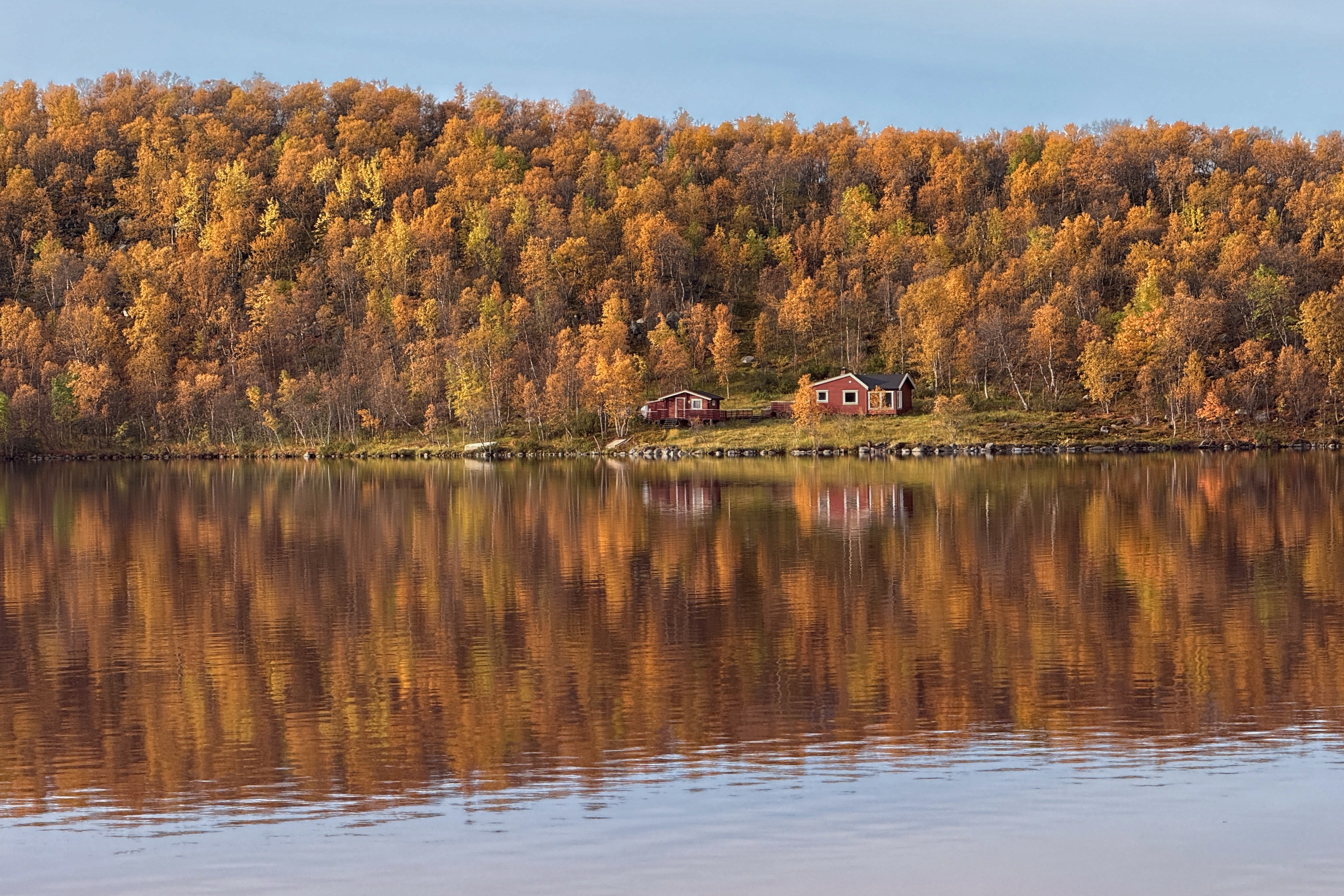 Reflets d'automne sur un lac finlandais